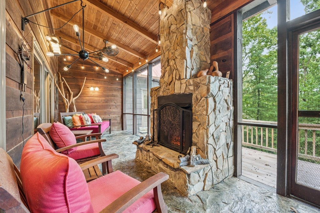 Ellijay, Georgia, 30540, United States, 3 Bedrooms Bedrooms, ,4 BathroomsBathrooms,Residential,For Sale,1952402