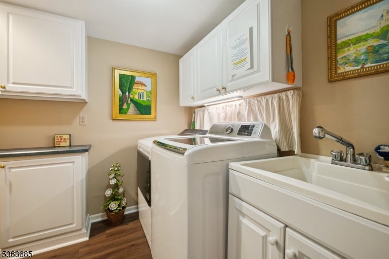 Bernards Twp., New Jersey, 07920, United States, 3 Bedrooms Bedrooms, ,4 BathroomsBathrooms,Residential,For Sale,1875142