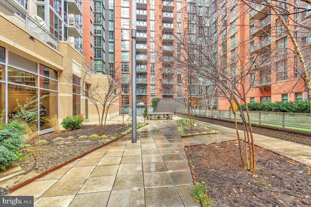 Washington, District of Columbia, 20003, United States, 2 Bedrooms Bedrooms, ,2 BathroomsBathrooms,Residential,For Sale,1974784