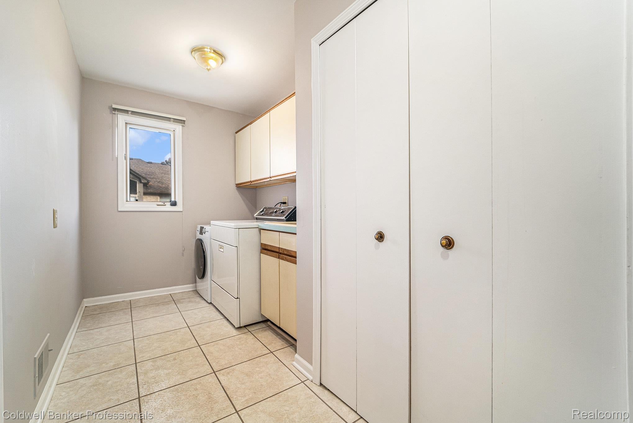 ShelbyTwp, Michigan, 48315, United States, 3 Bedrooms Bedrooms, ,4 BathroomsBathrooms,Residential,For Sale,1967840