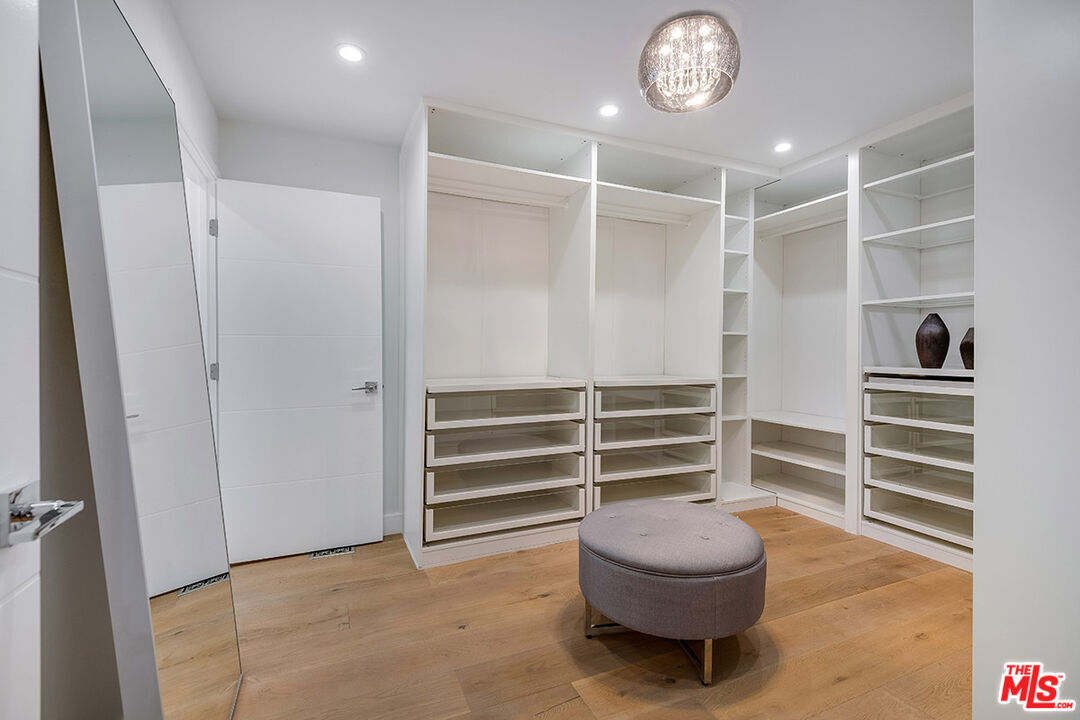 Los Angeles, California, 90068, United States, 6 Bedrooms Bedrooms, ,7 BathroomsBathrooms,Residential,For Sale,1840011