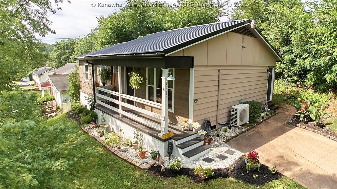 Kel Dawn Cir, Charleston, WV 25313