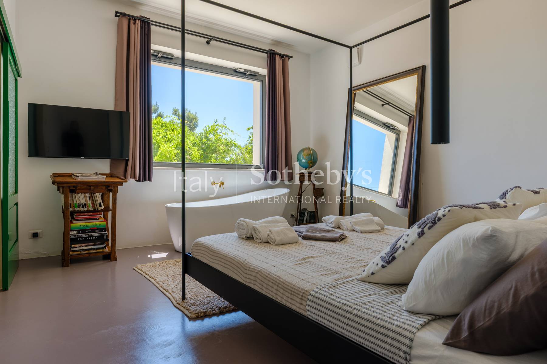  Authentic Trulli with Panoramic Ground in the Valle d
