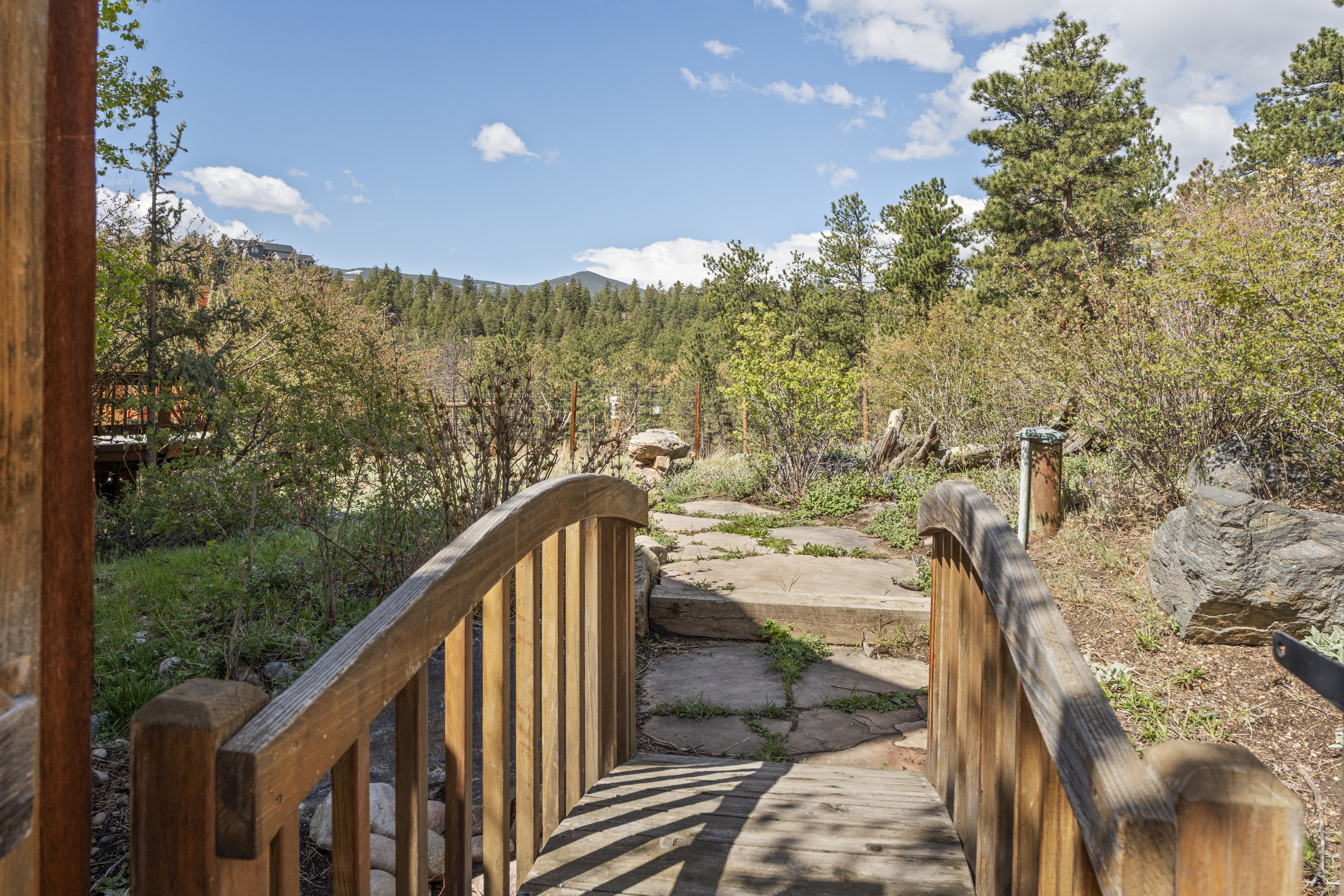  Set on 10+ private acres in the sought-after Ruby Ranch enclave - 物件實景