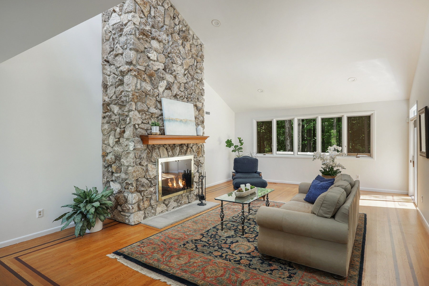  Spacious Living, Thoughtful Updates and Desirable Location - 物件實景