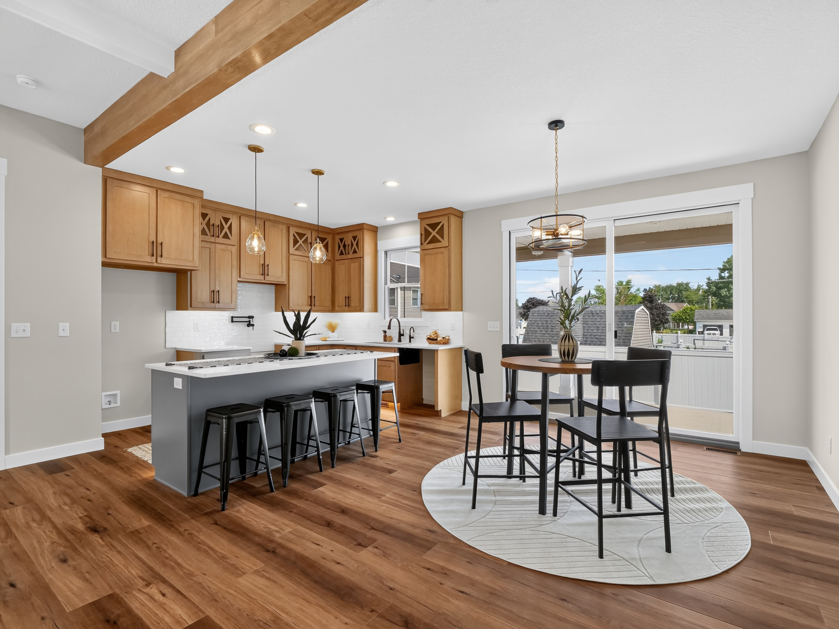  Modern Farmhouse w/ High-End Finishes - 物件實景