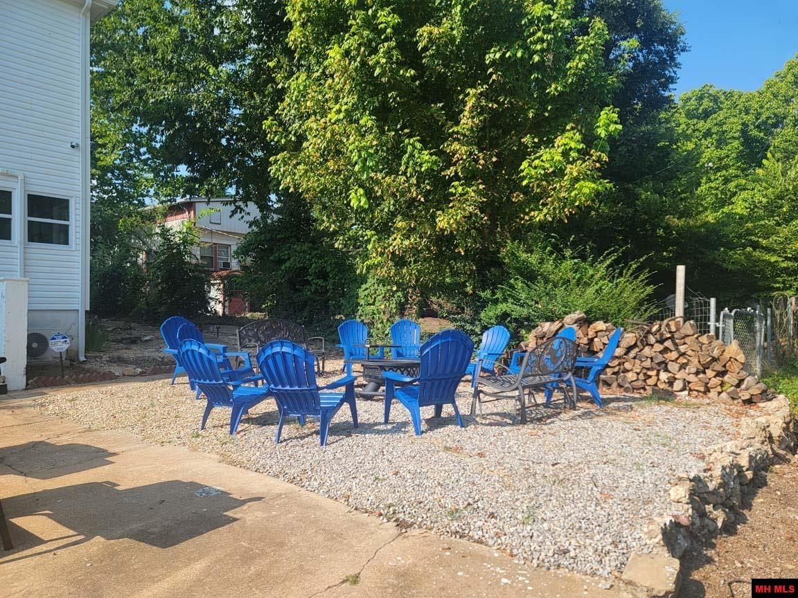 Cotter, Arkansas, 72626, United States, ,2 BathroomsBathrooms,Residential,For Sale,1924105