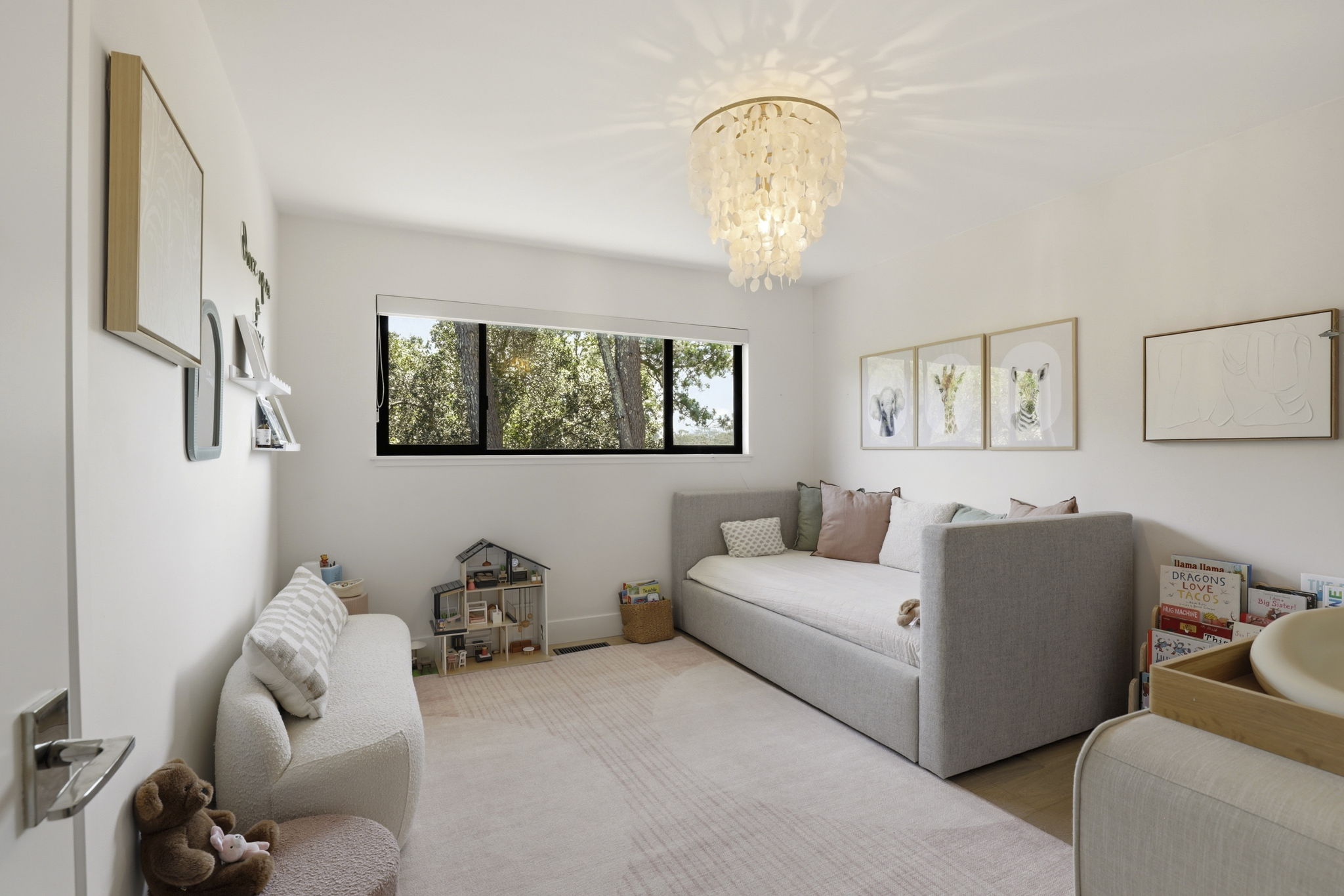  Thoughtfully Expanded and Extensively Renovated - 物件實景