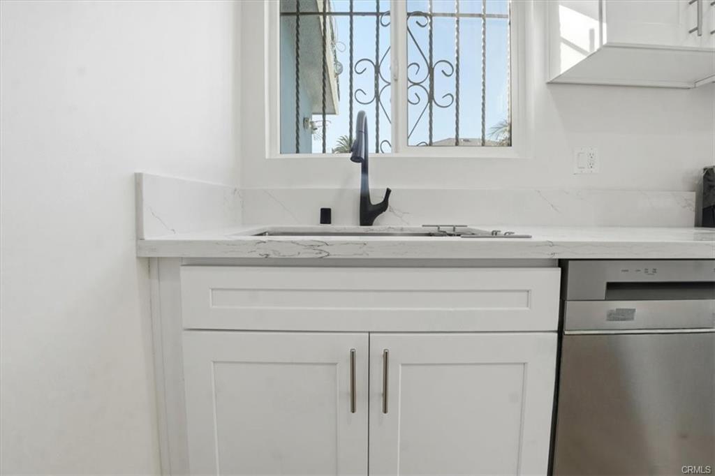 Los Angeles, California, 90003, United States, 5 Bedrooms Bedrooms, ,Residential,For Sale,2007748