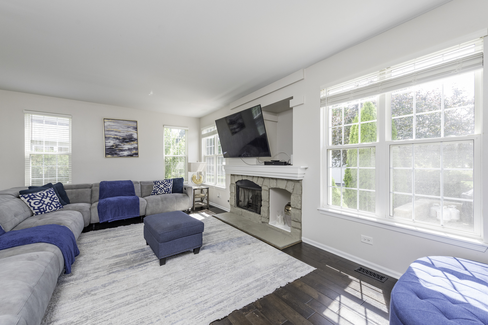 Lindenhurst, Illinois, 60046, United States, 5 Bedrooms Bedrooms, ,3 BathroomsBathrooms,Residential,For Sale,1874221