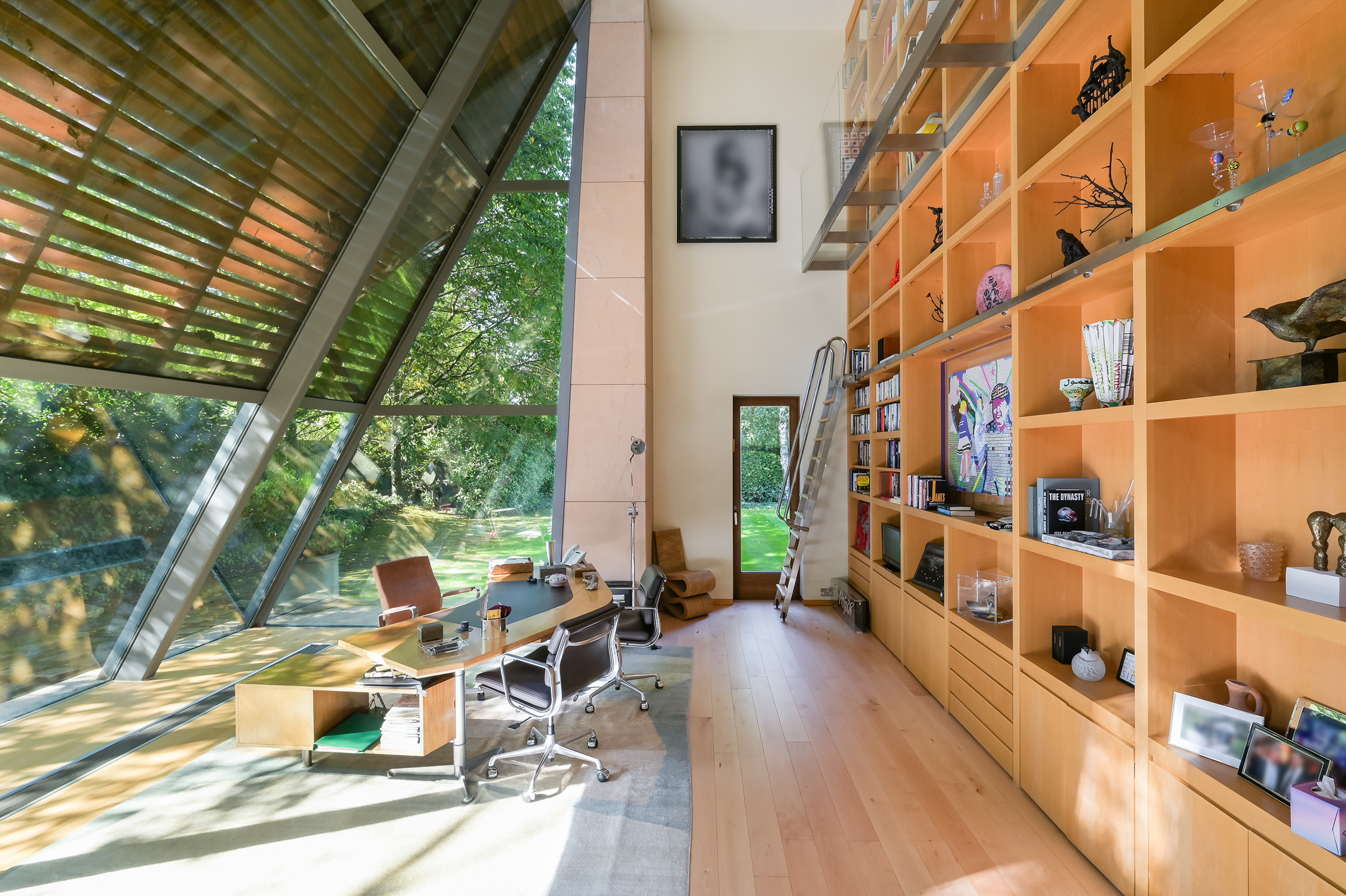  An architectural house on The Bishops Avenue with an indoor-outdoor pool - 物件實景