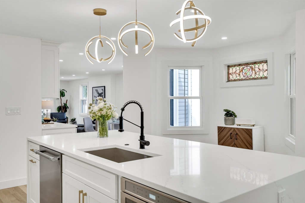 Cambridge, Massachusetts, 02139, United States, 4 Bedrooms Bedrooms, ,5 BathroomsBathrooms,Residential,For Sale,1891277