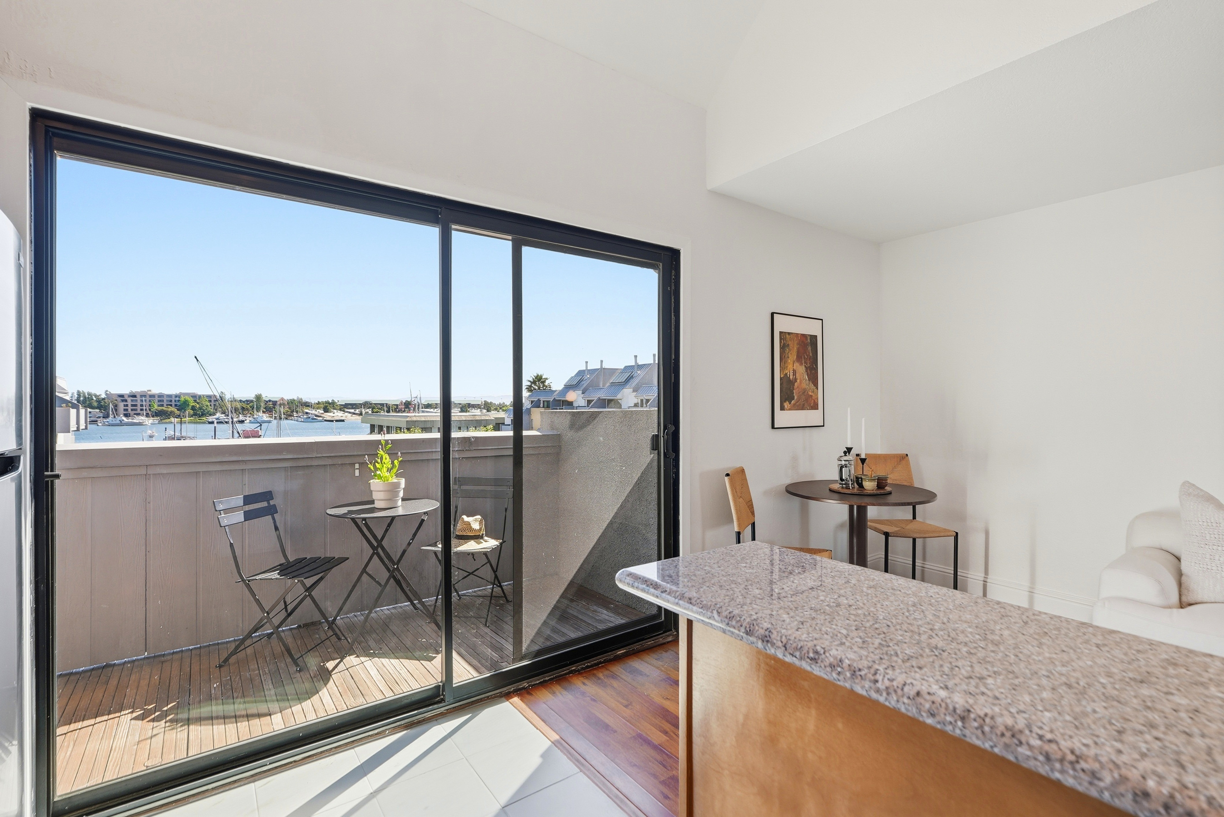  Stylishly Waterfront Condominium with Resort-Style Amenities - 物件實景