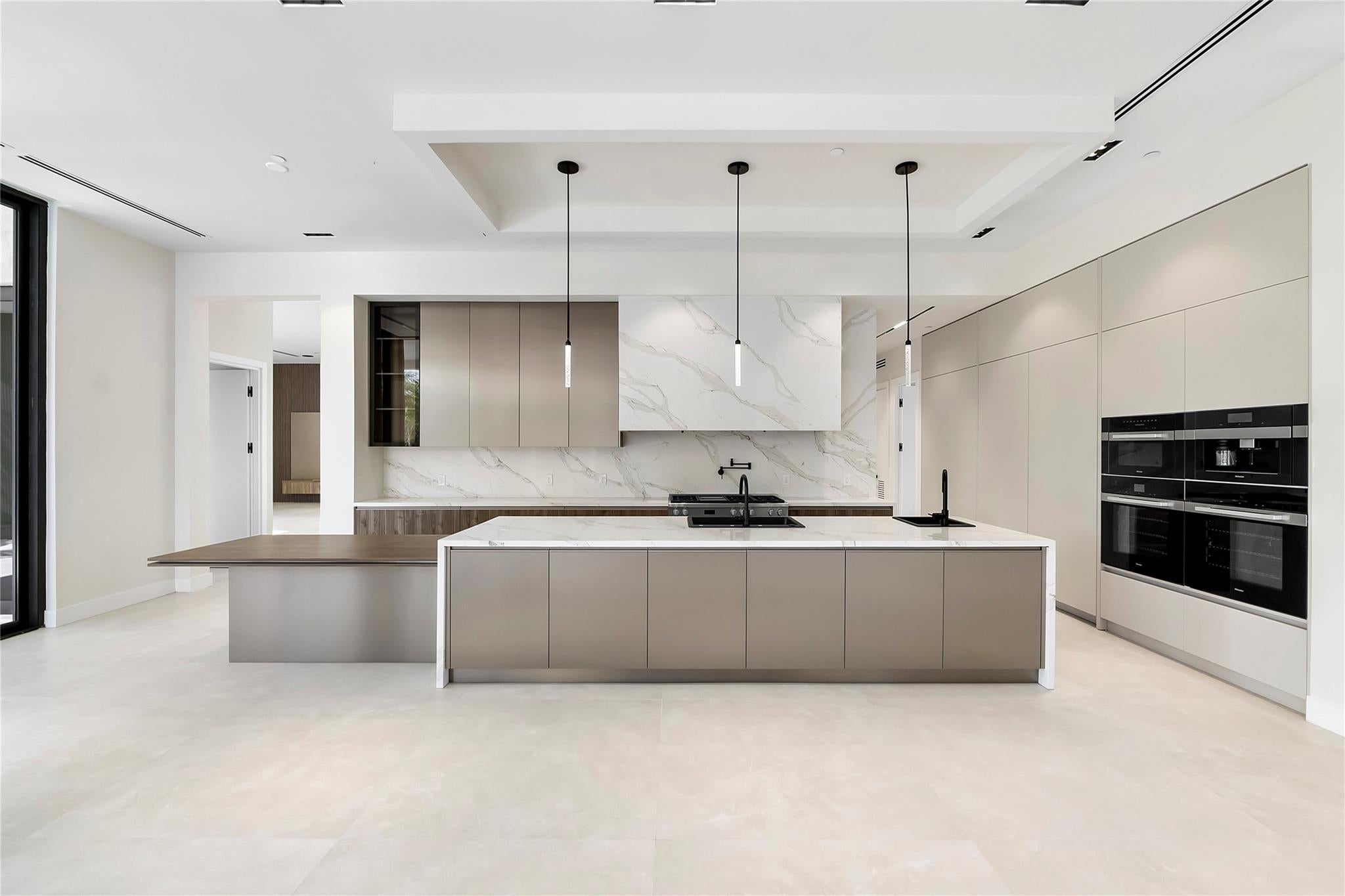 Plantation, Florida, 33323, United States, 6 Bedrooms Bedrooms, ,8 BathroomsBathrooms,Residential,For Sale,1984384