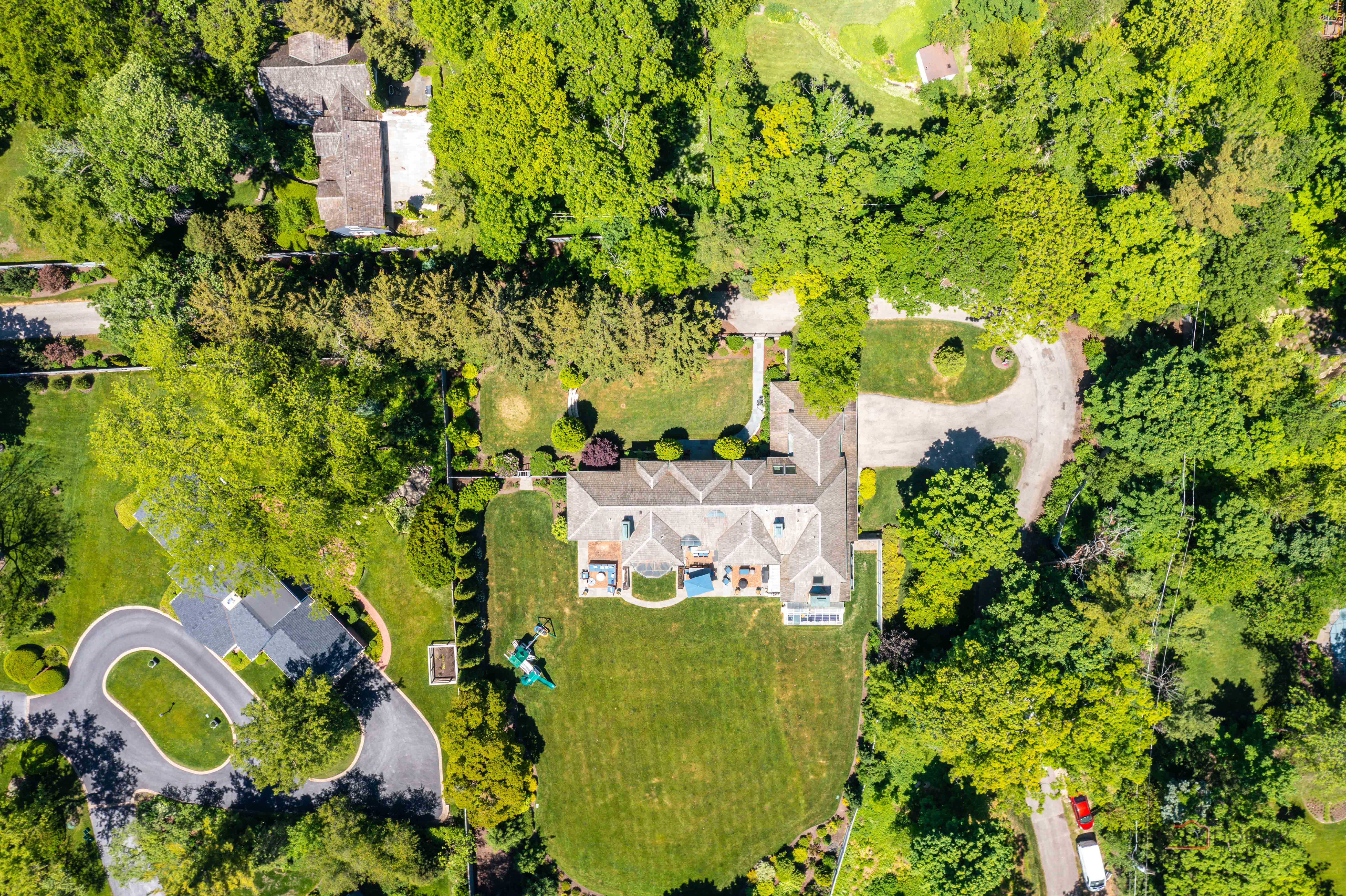  Timeless Architecture, Exceptional Privacy, and Beautifully Landscaped Grounds - 物件實景