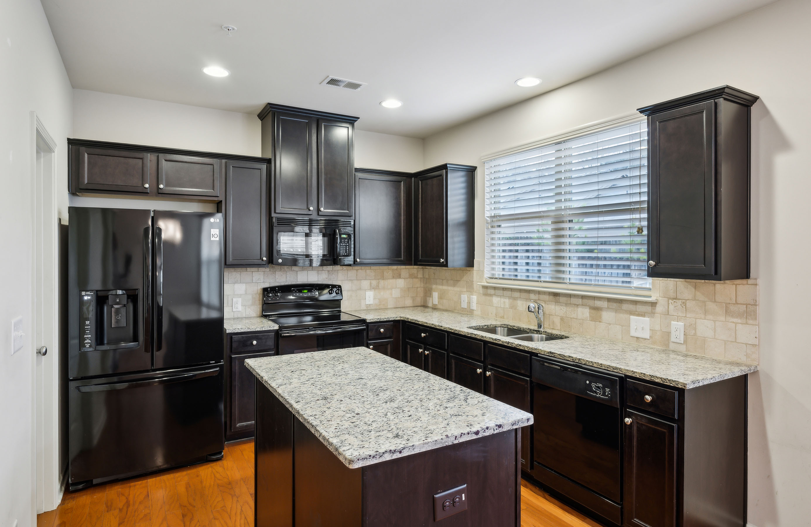  Welcome to this Beautifully Maintained Two-Story Townhome - 物件實景