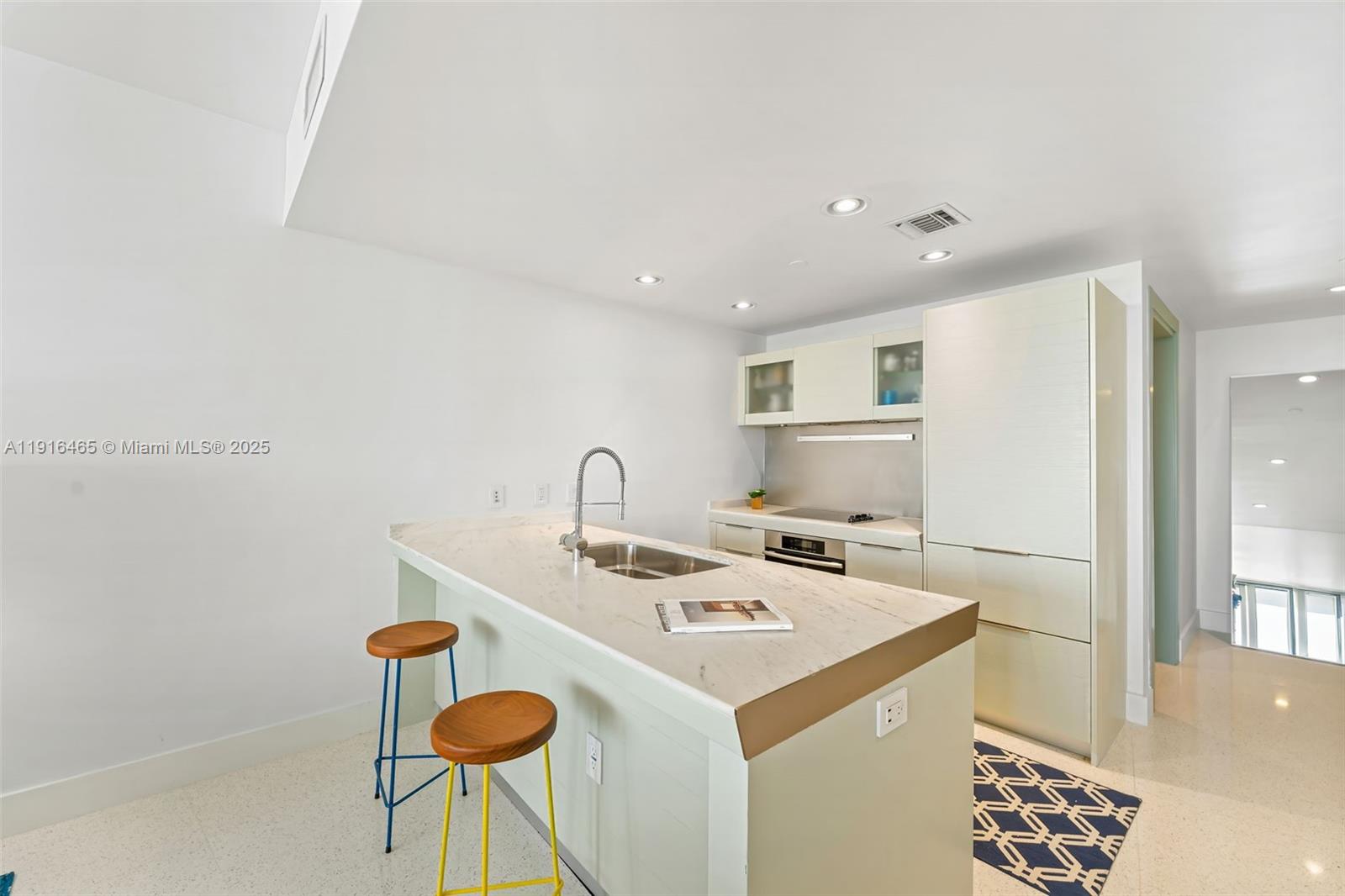 Miami, Florida, 33131, United States, 1 Bedroom Bedrooms, ,2 BathroomsBathrooms,Residential,For Sale,1996118