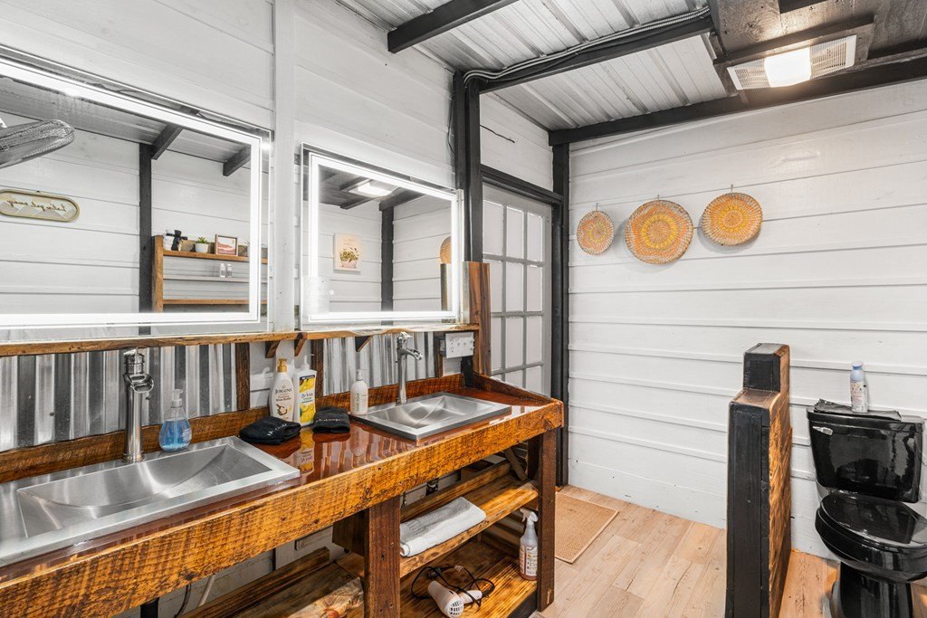 Brasstown, North Carolina, 28902, United States, 3 Bedrooms Bedrooms, ,3 BathroomsBathrooms,Residential,For Sale,1986118