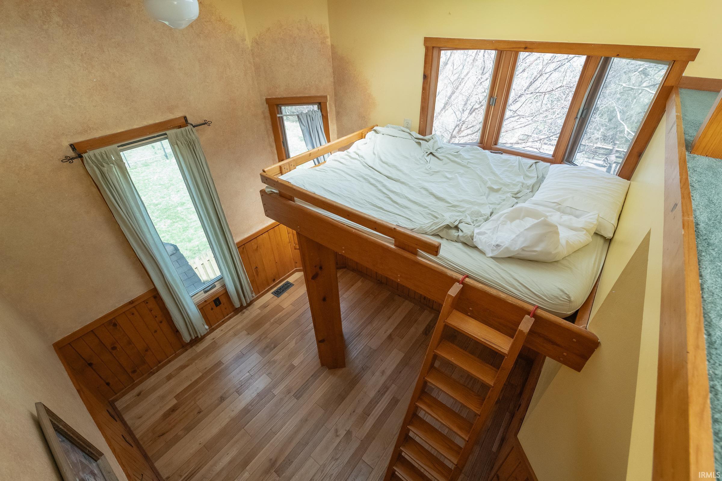 Bloomington, Indiana, 47401, United States, 8 Bedrooms Bedrooms, ,5 BathroomsBathrooms,Residential,For Sale,1988633