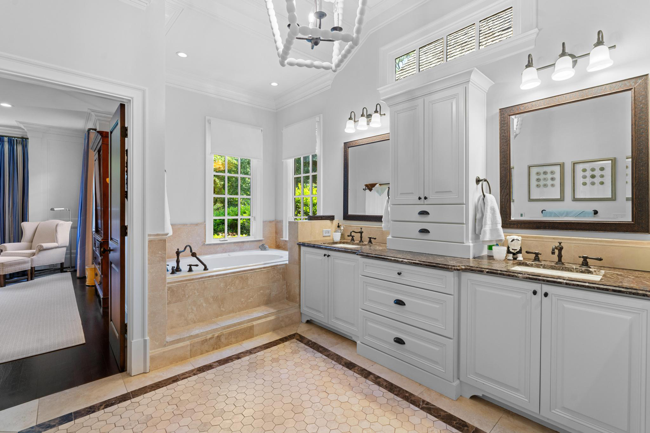  Sophisticated Newer Custom-built Home in Desirable Garden Hills - 物件實景