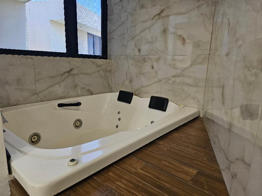 Torreón, Coahuila de Zaragoza, 27105, Mexico, 3 Bedrooms Bedrooms, ,6 BathroomsBathrooms,Residential,For Sale,1994630