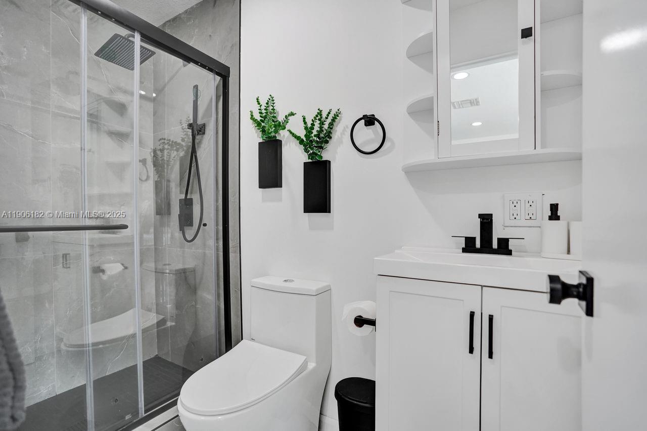 West Palm Beach, Florida, 33407, United States, 6 Bedrooms Bedrooms, ,5 BathroomsBathrooms,Residential,For Sale,1987925