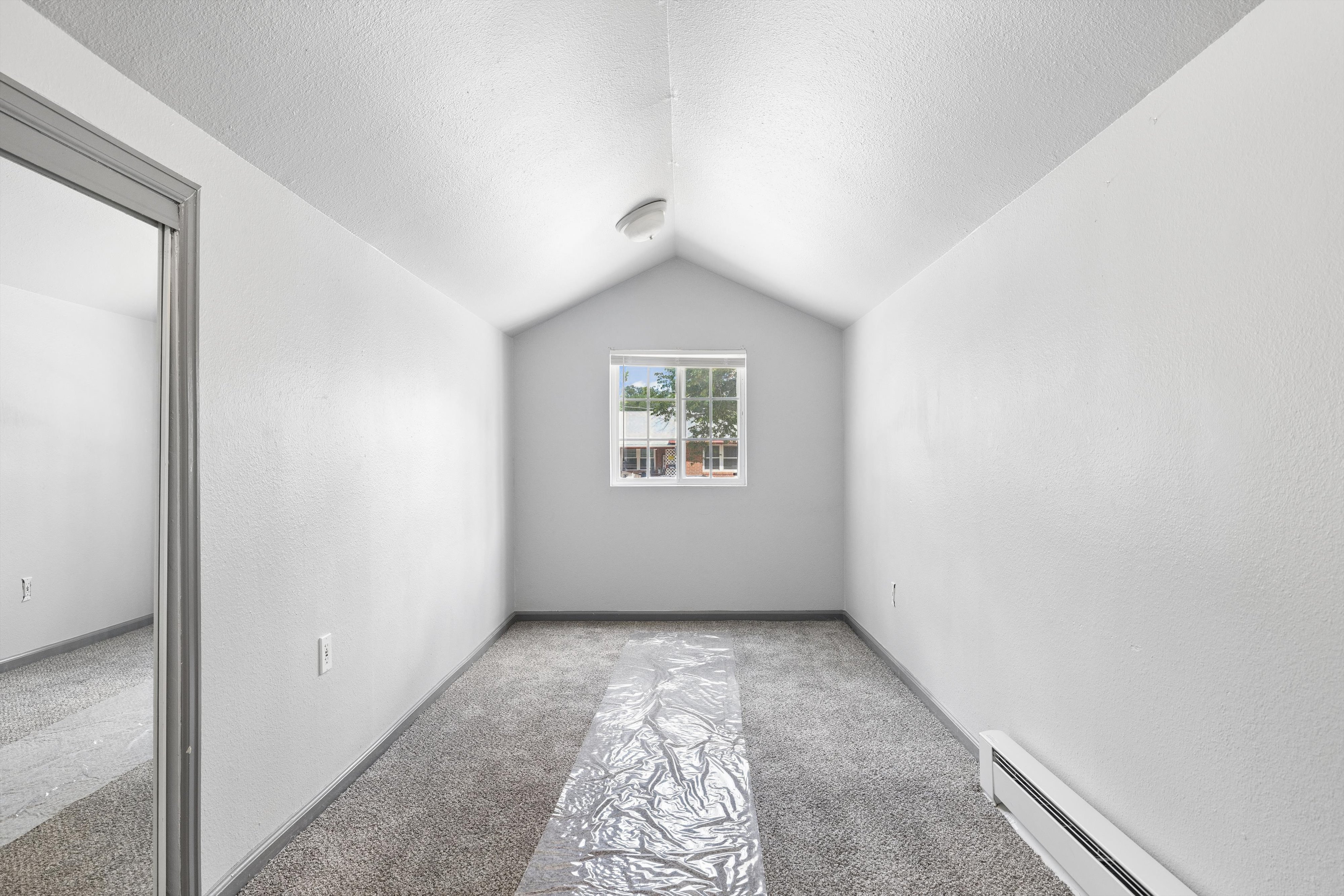  A rare opportunity to own a three-unit residential income property designed for - 物件實景