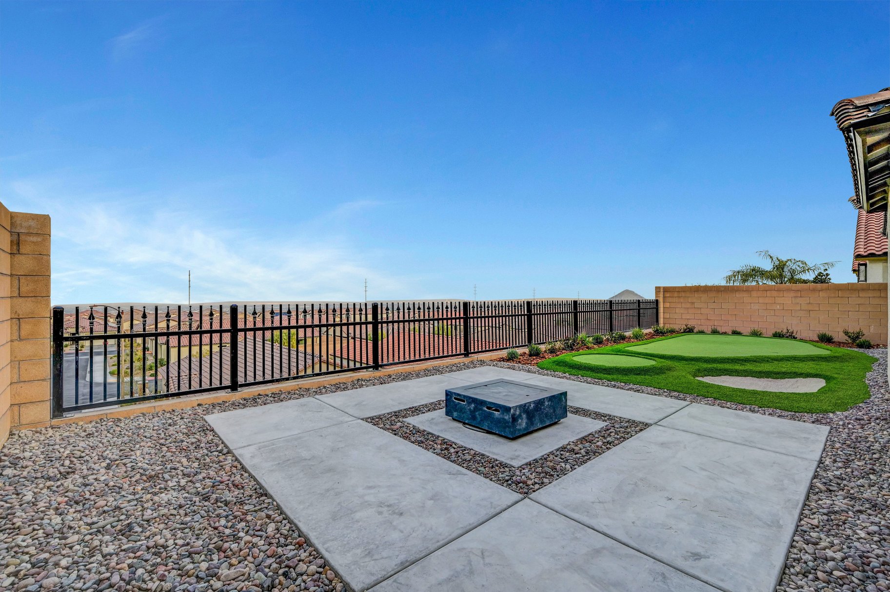  Thoughtfully Upgraded Home Set on an Elevated Lot Offering Sweeping Views - 物件實景