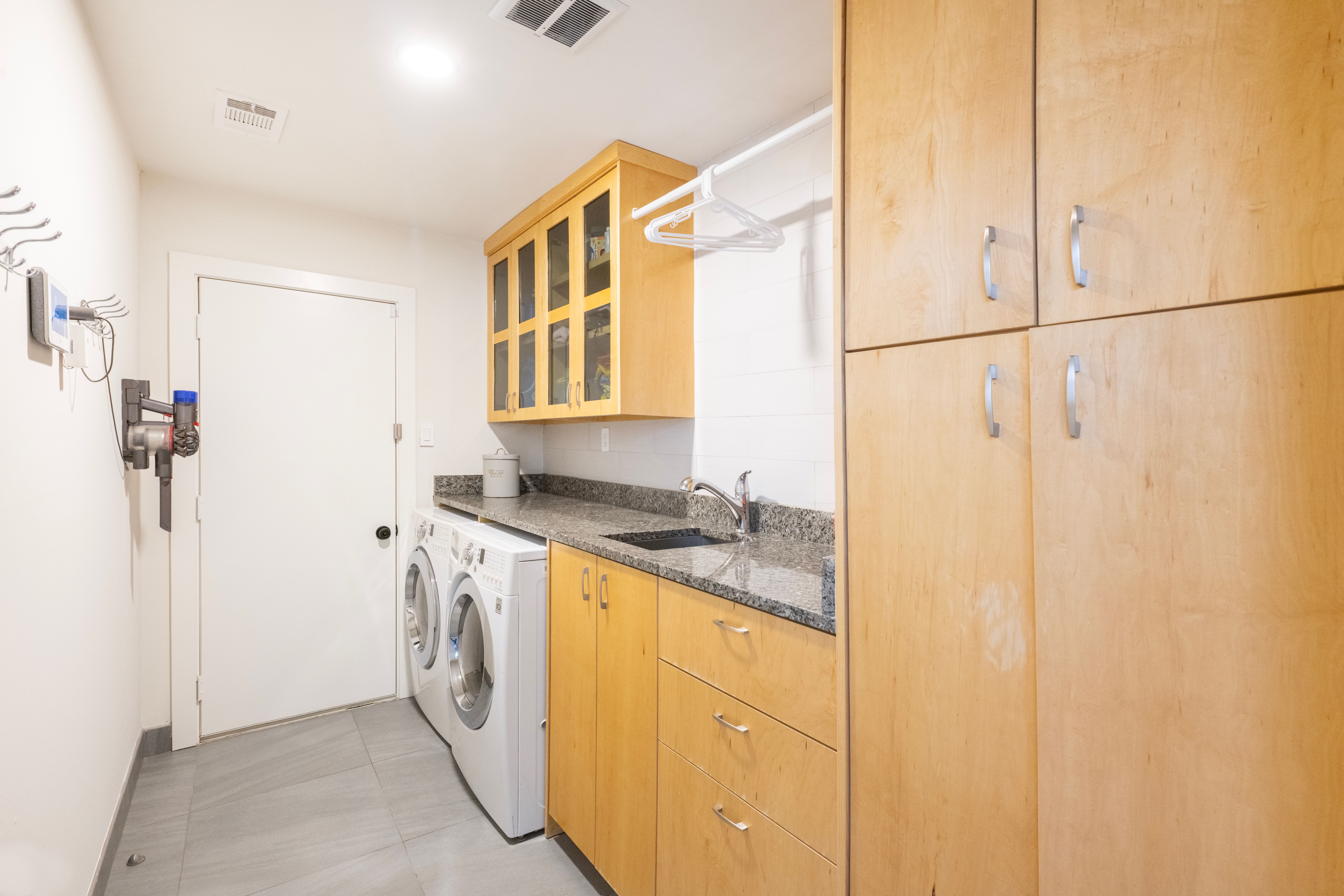  Desirable Corner Lot Home with Back Yard Oasis - 物件實景