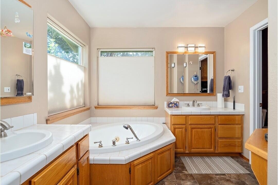 Rogue River, Oregon, 97537, United States, 3 Bedrooms Bedrooms, ,3 BathroomsBathrooms,Residential,For Sale,1944888