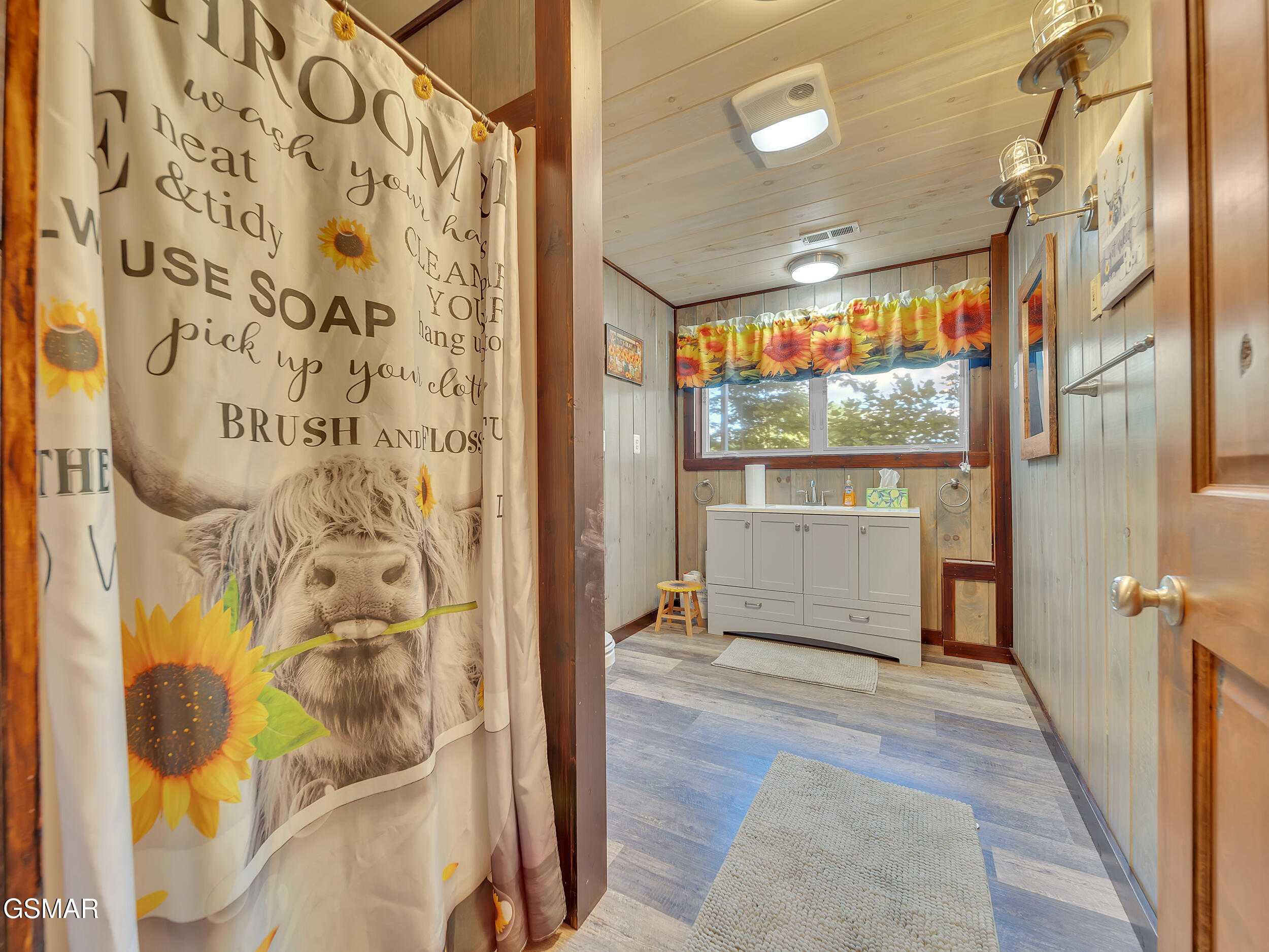 Gatlinburg, Tennessee, 37738, United States, 3 Bedrooms Bedrooms, ,4 BathroomsBathrooms,Residential,For Sale,1828723