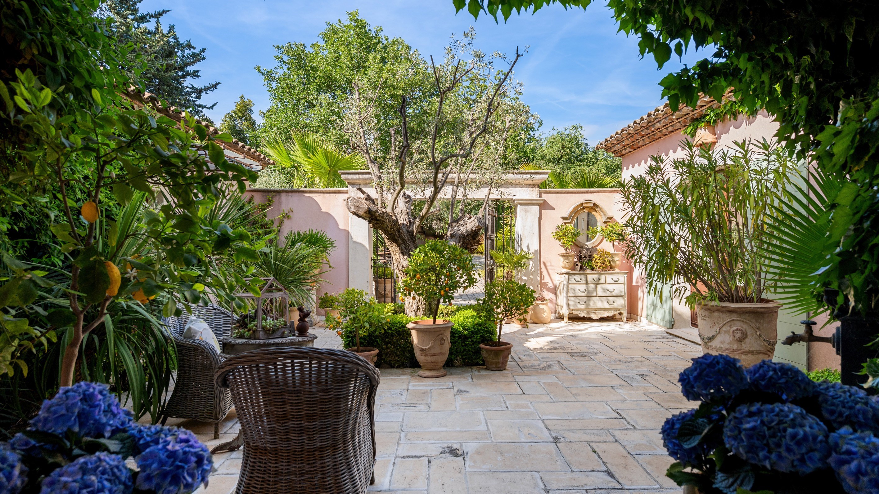  Exceptional Charming Estate with Remarkable Gardens in a Preserved Setting - 物件實景