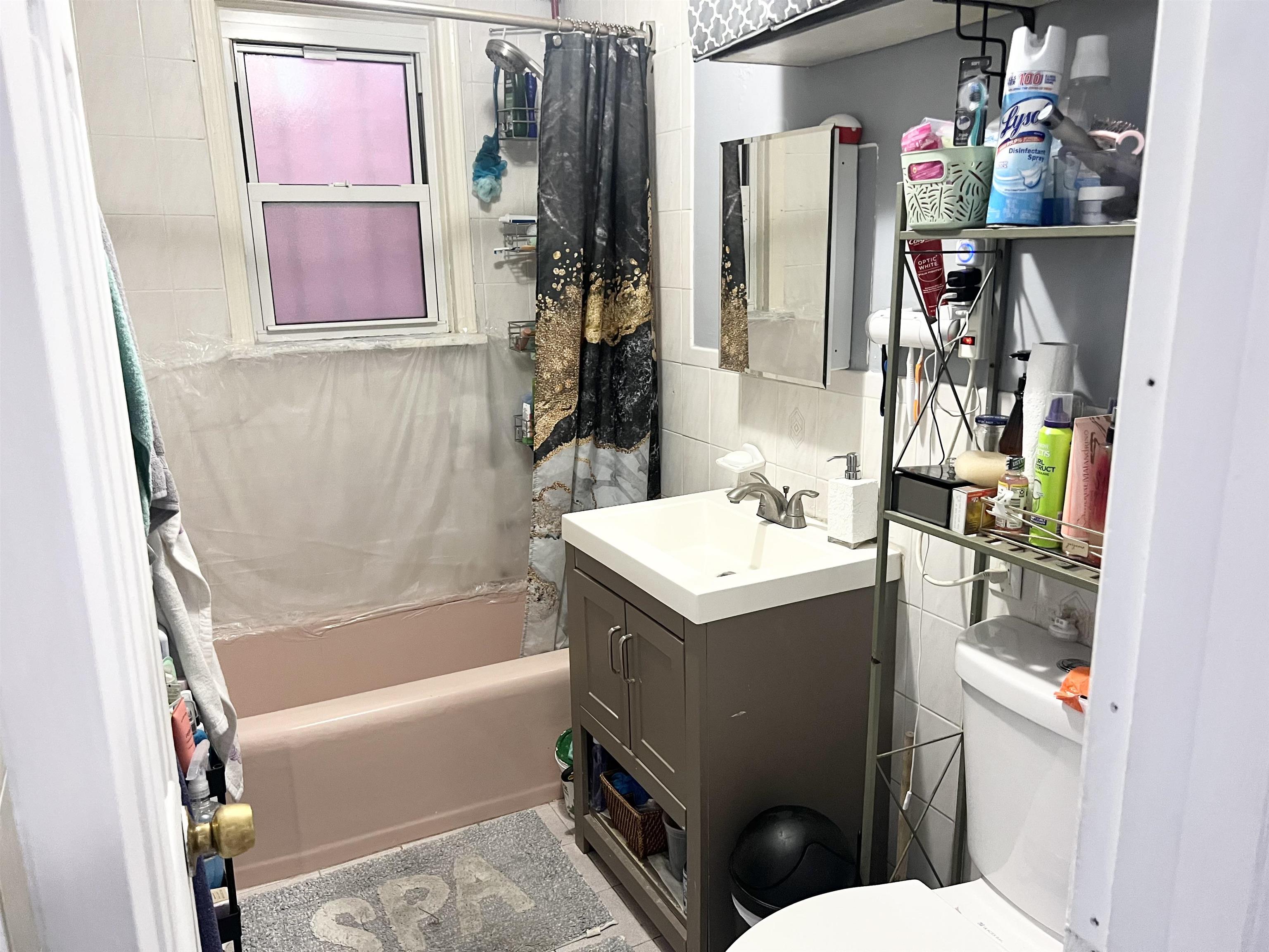 West New York, New Jersey, 07093, United States, 5 Bedrooms Bedrooms, ,2 BathroomsBathrooms,Residential,For Sale,1890881