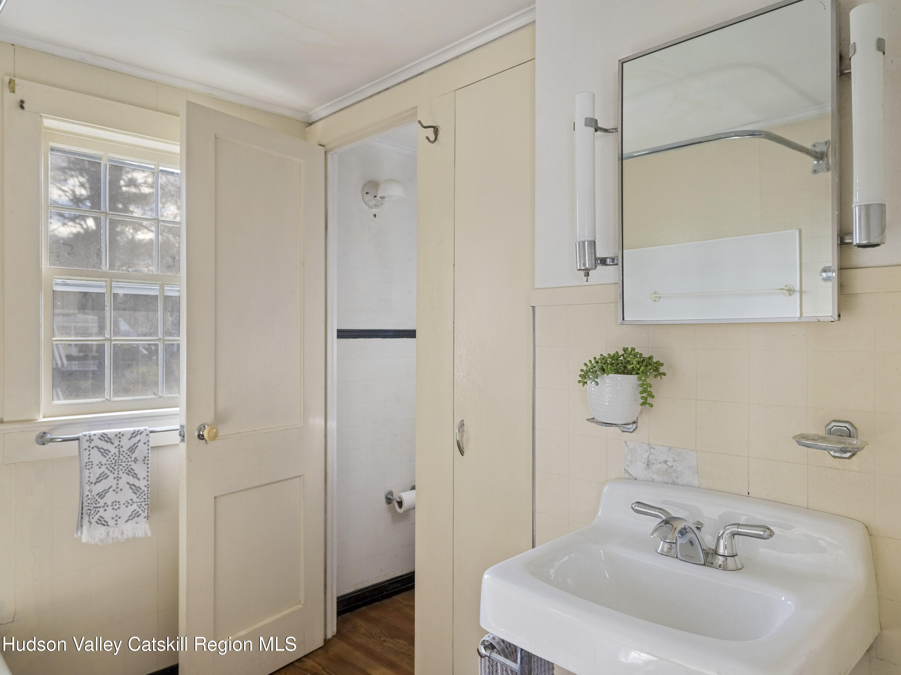 Red Hook, New York, 12571, United States, 4 Bedrooms Bedrooms, ,3 BathroomsBathrooms,Residential,For Sale,2000518