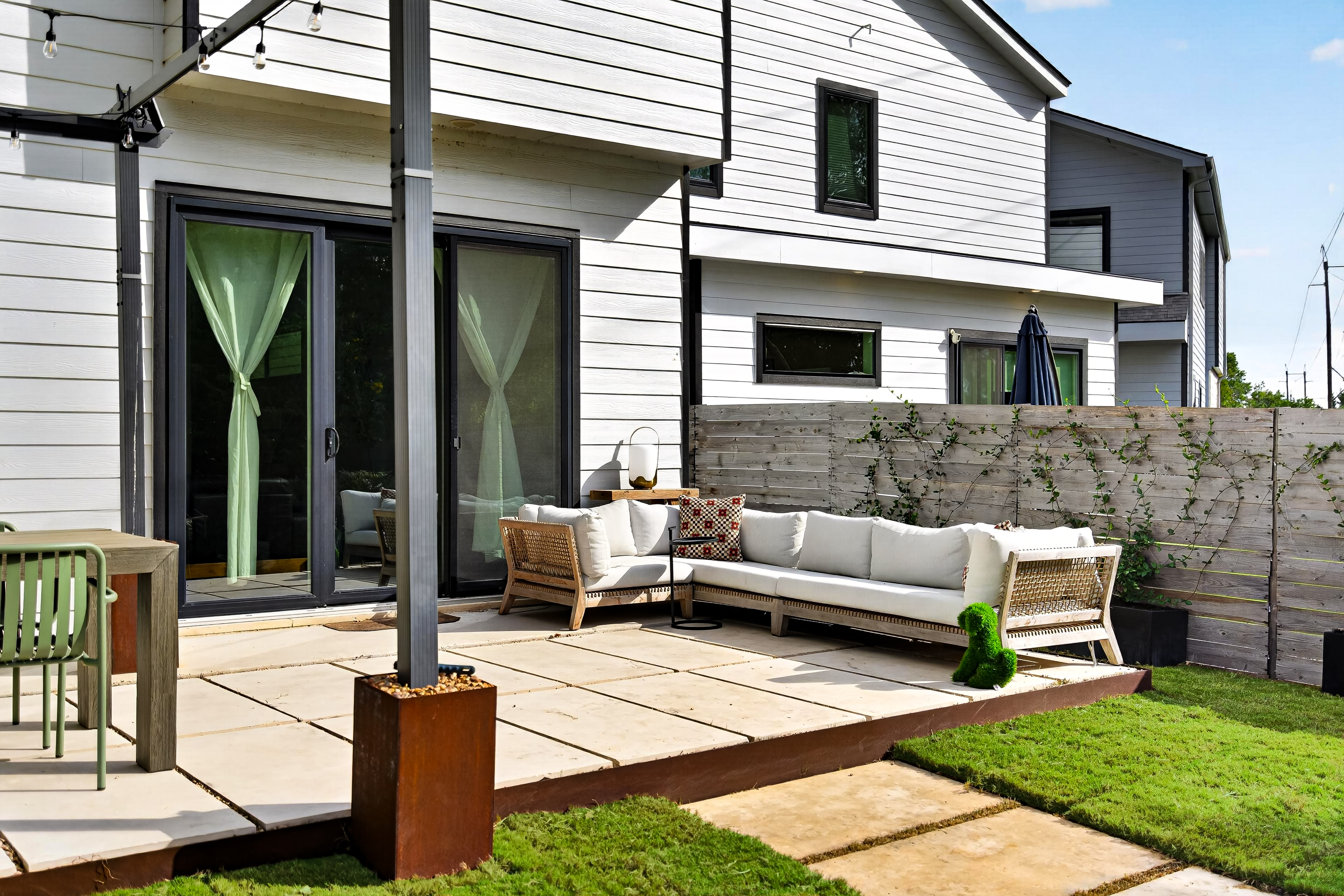  Modern Home with an Entertainer’s Backyard - 物件實景