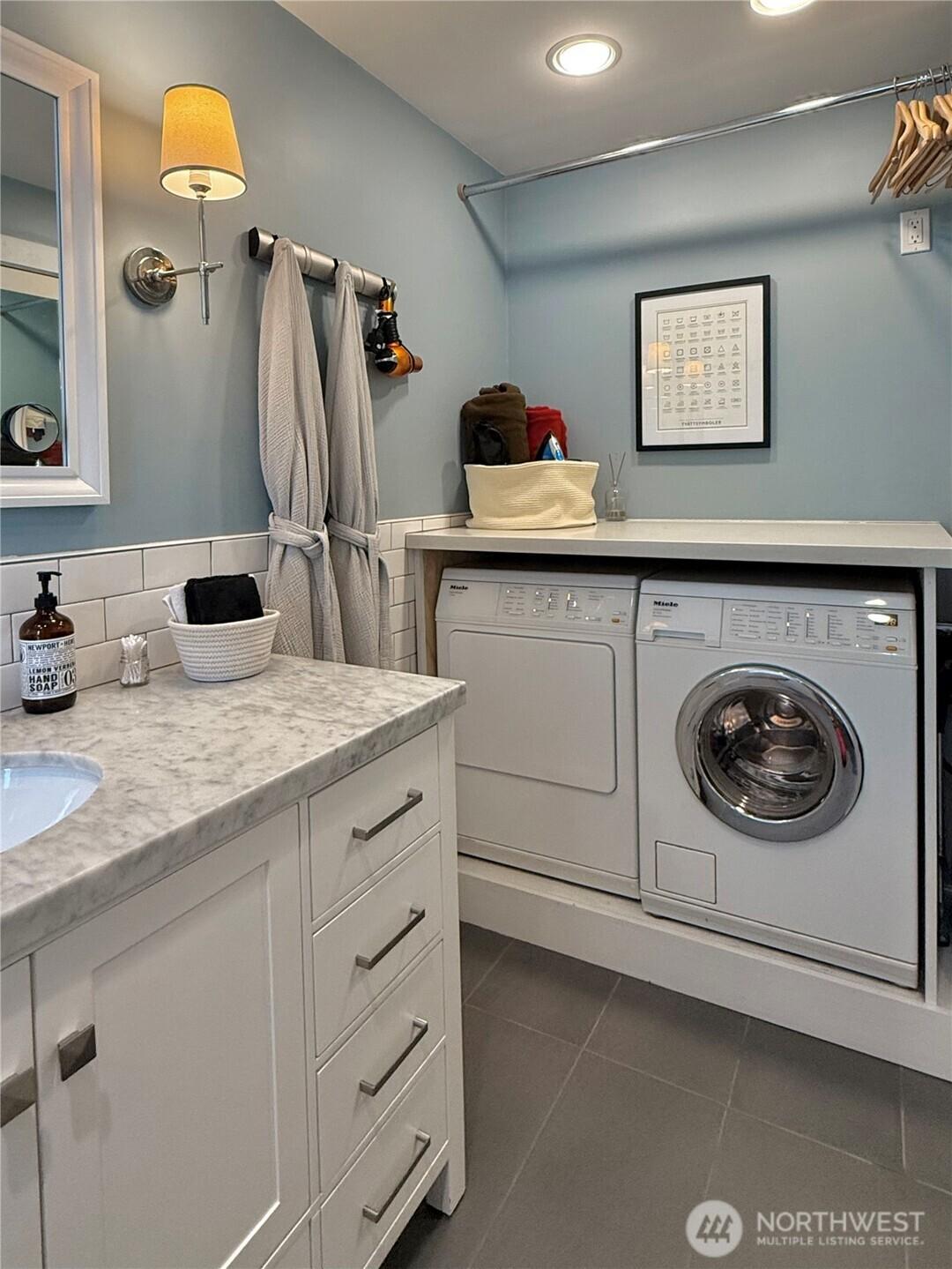 SEATTLE, Washington, 98102, United States, 2 Bedrooms Bedrooms, ,3 BathroomsBathrooms,Residential,For Sale,1901713