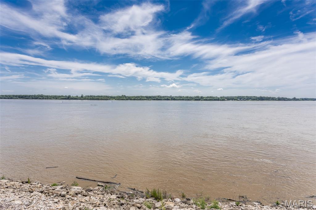 Grafton, Illinois, 62037, United States, 2 Bedrooms Bedrooms, ,2 BathroomsBathrooms,Residential,For Sale,1907573