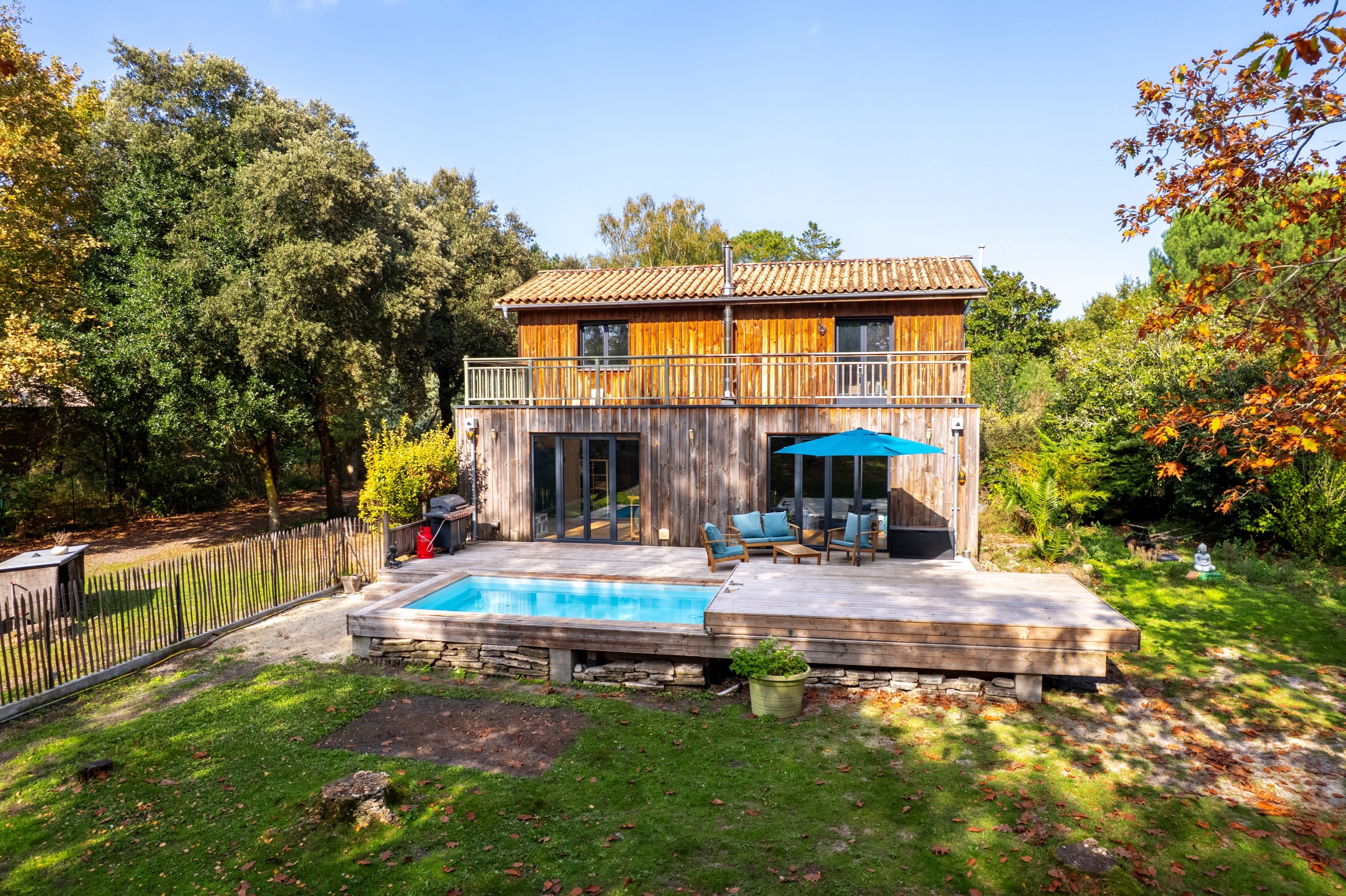  CHARMING WOOD-CLAD VILLA IN A QUIET, IDYLLIC LOCATION IN THE HEART OF A FULLY F… - 物件實景