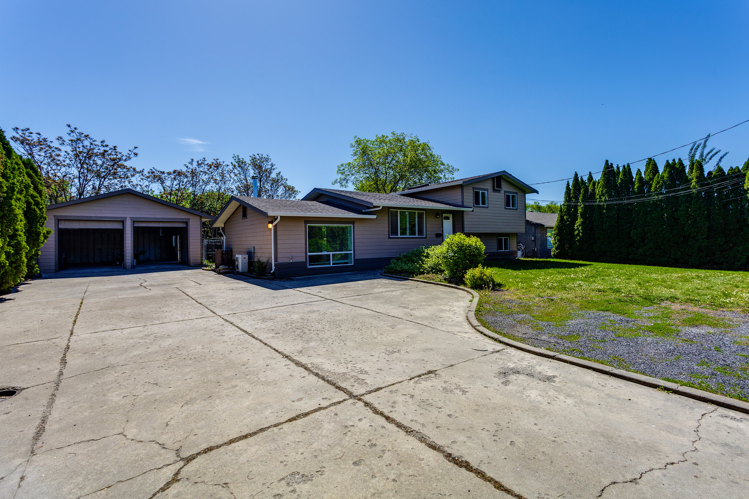  Large Home with Shop - 物件實景
