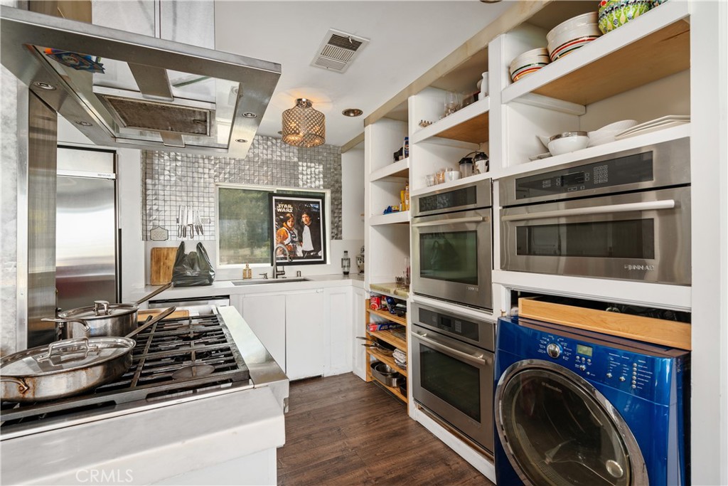 Los Angeles, California, 90068, United States, 2 Bedrooms Bedrooms, ,2 BathroomsBathrooms,Residential,For Sale,1918041