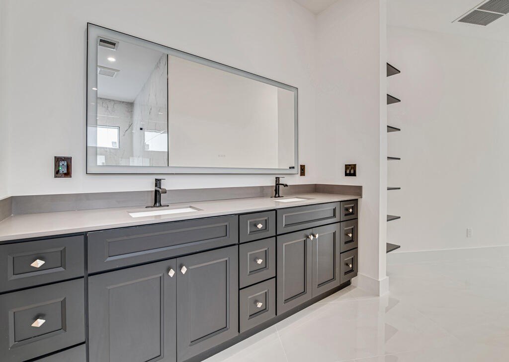Palm Springs, Florida, 33461, United States, 4 Bedrooms Bedrooms, ,5 BathroomsBathrooms,Residential,For Sale,1835597