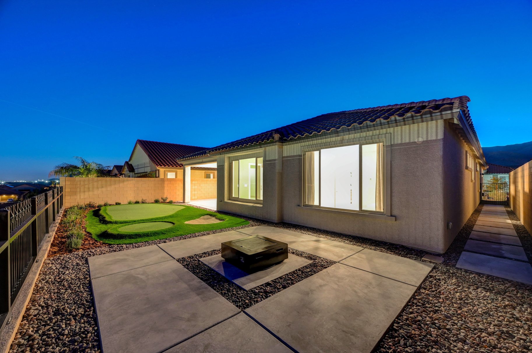  Thoughtfully Upgraded Home Set on an Elevated Lot Offering Sweeping Views - 物件實景
