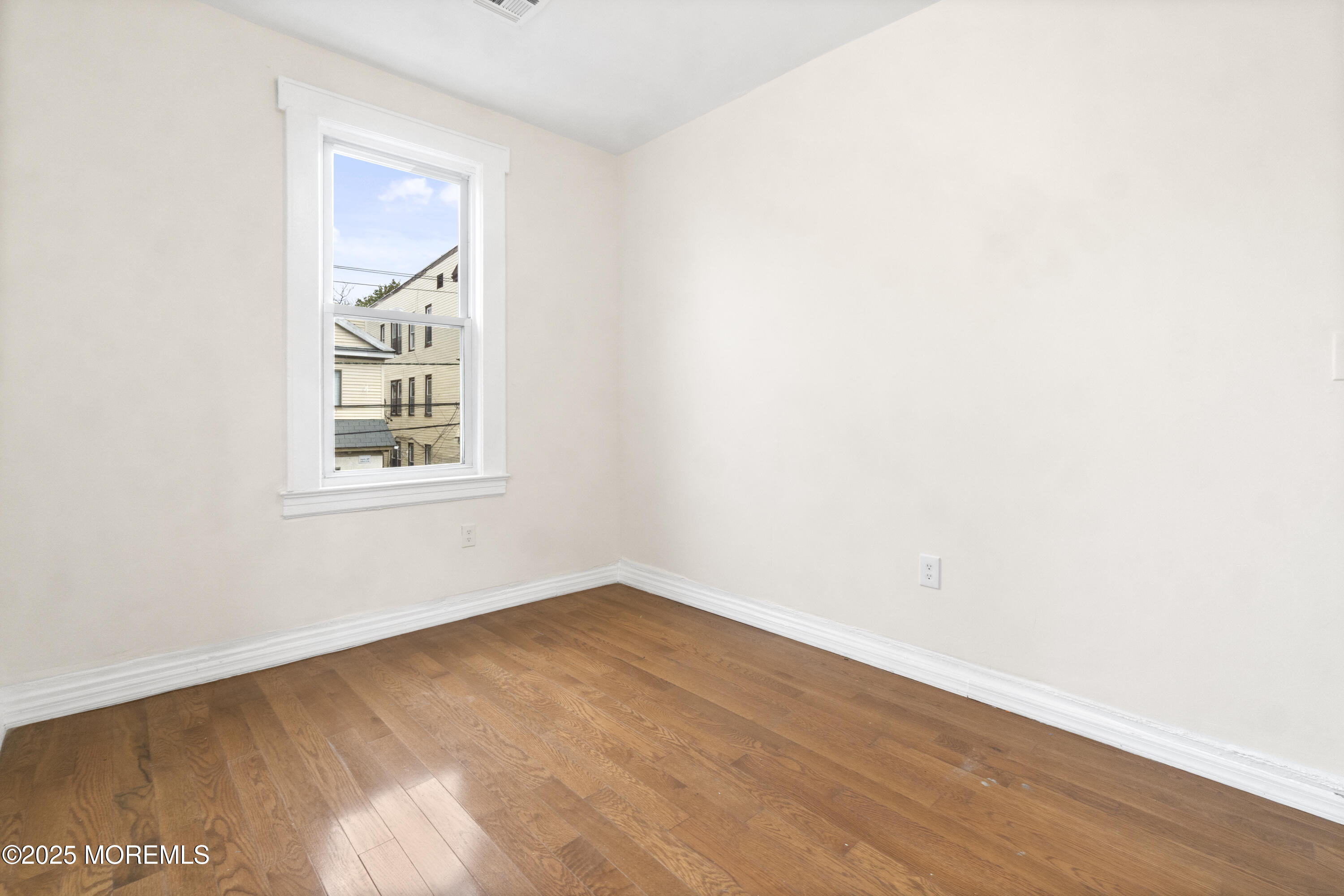 Newark, New Jersey, 07112, United States, 5 Bedrooms Bedrooms, ,2 BathroomsBathrooms,Residential,For Sale,1985719