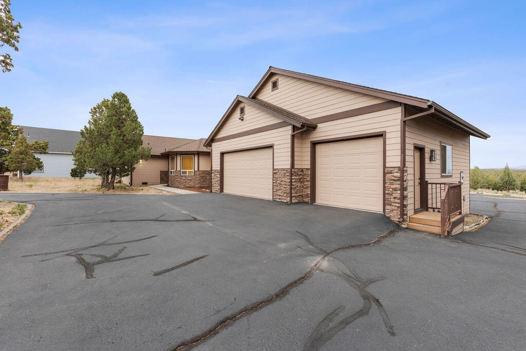 Prineville, Oregon, 97754, United States, 4 Bedrooms Bedrooms, ,3 BathroomsBathrooms,Residential,For Sale,1896038