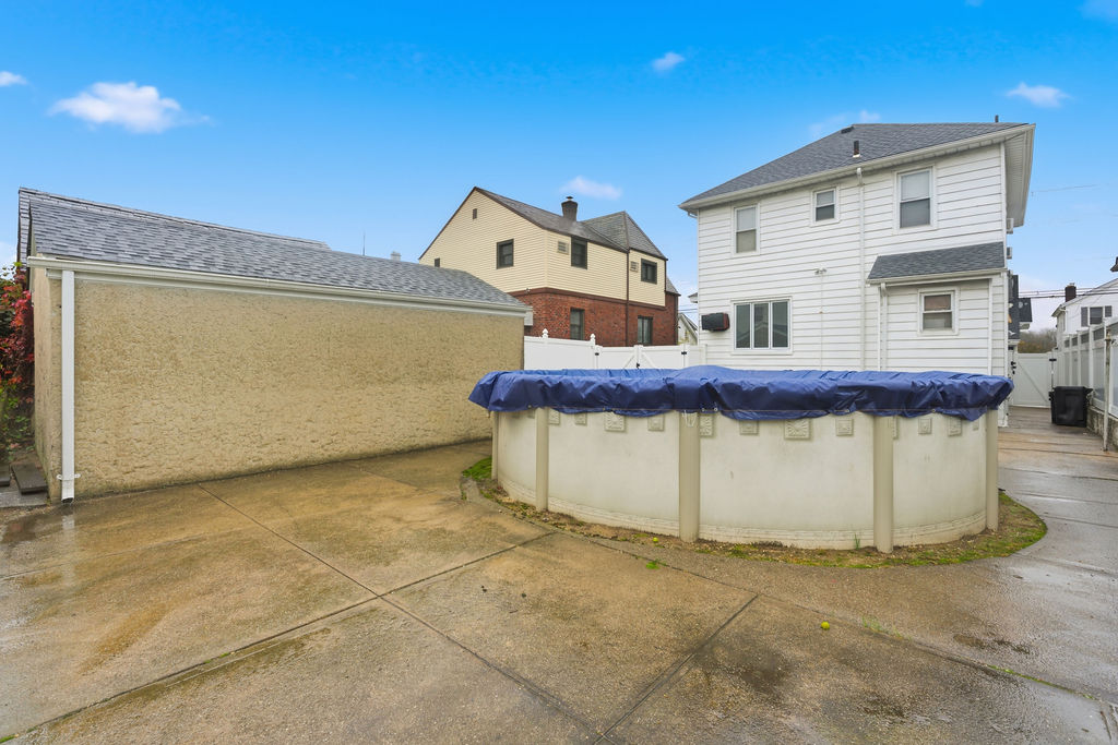 Howard Beach, New York, 11414, United States, 4 Bedrooms Bedrooms, ,1 BathroomBathrooms,Residential,For Sale,1986099