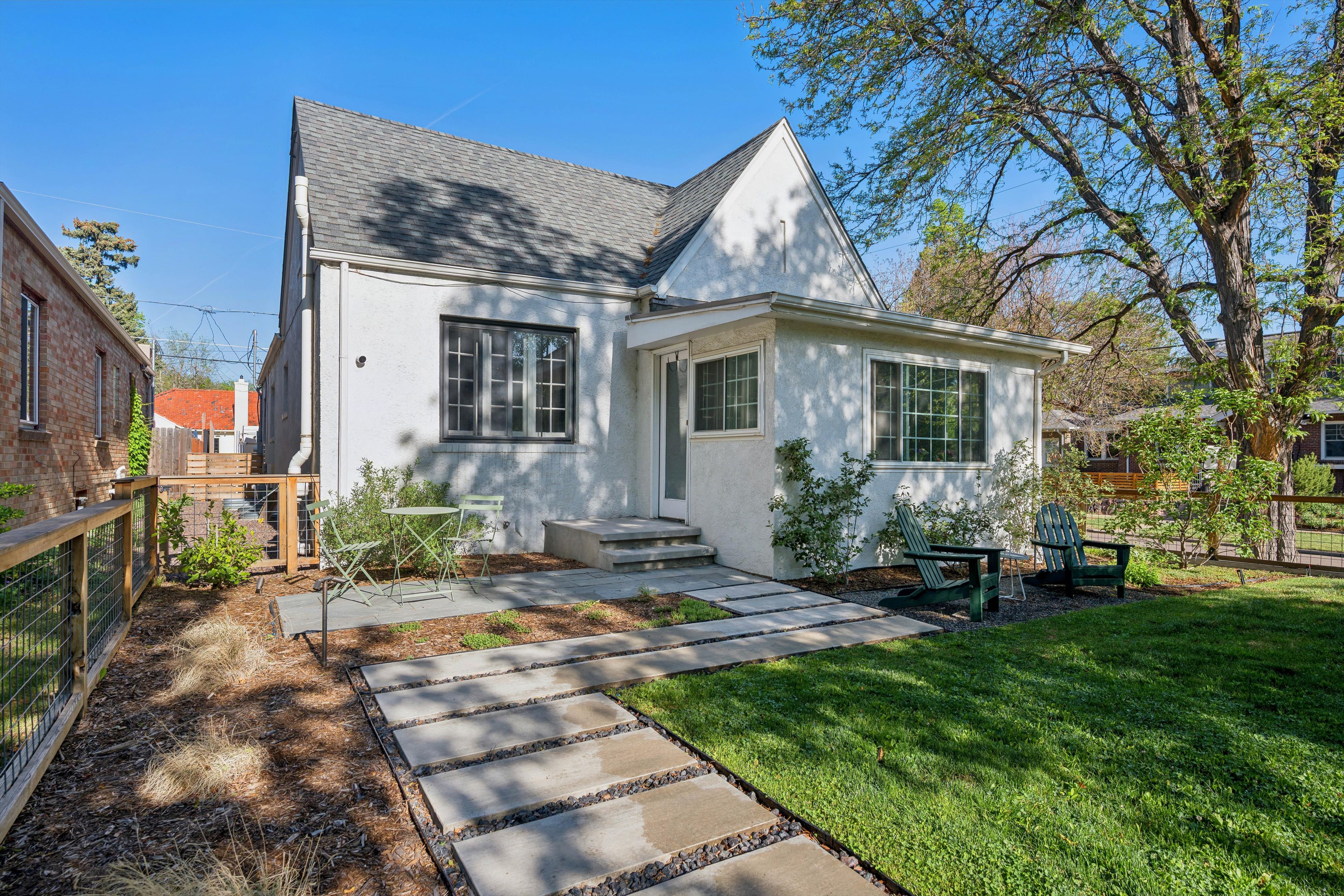  3040 E 9th Avenue is the kind of address that rarely becomes available. - 物件實景