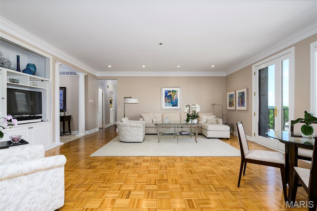 St Louis, Missouri, 63105, United States, 2 Bedrooms Bedrooms, ,2 BathroomsBathrooms,Residential,For Sale,1828450