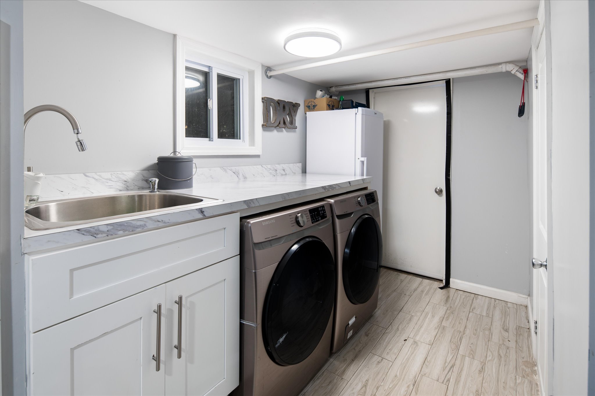  737 Bradley Street - 物件實景