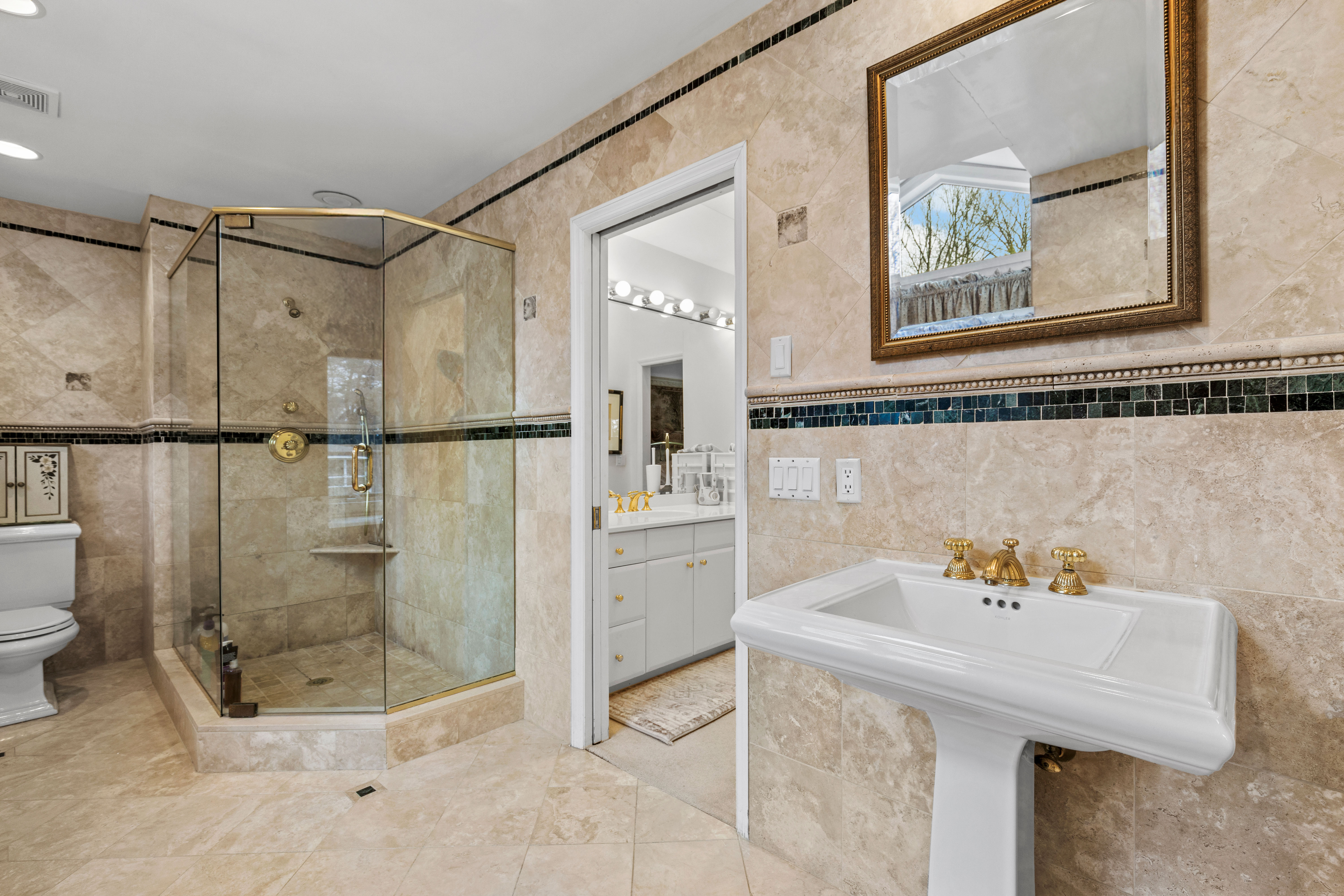  A beautiful, gracious colonial with a circular driveway. - 物件實景