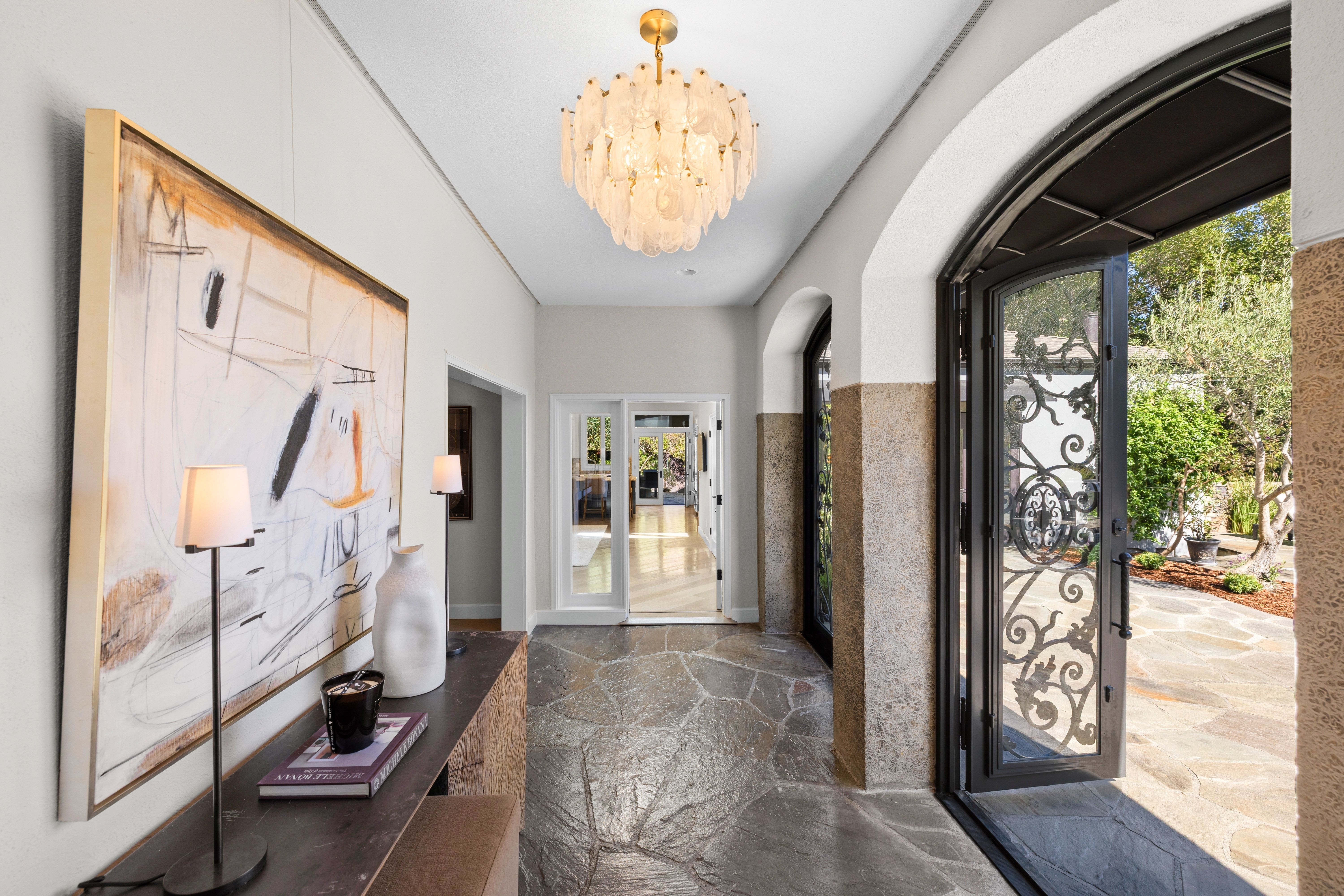  Resort Living in Sorich Park — Gated Mediterranean Estate With Pool and Views - 物件實景